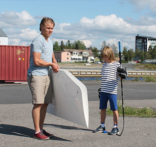 Ett barn och Mikael Granlund som håller i Acon-skottplatta 