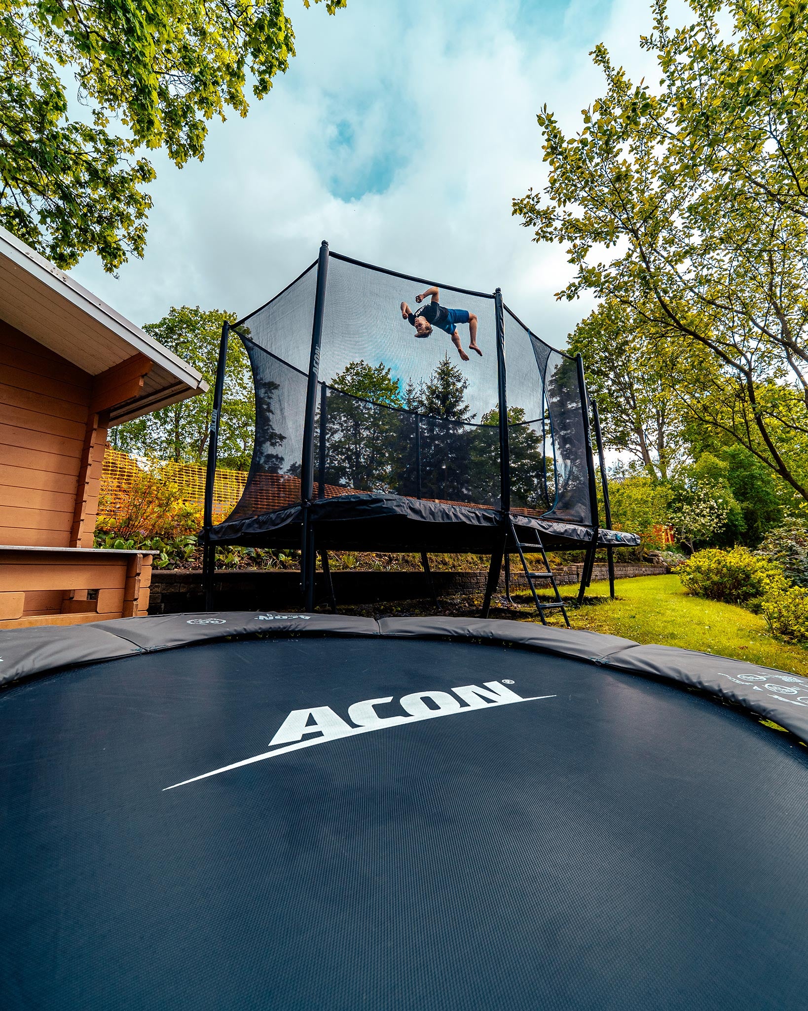 En pojke hoppar på en Acon 16 Sport HD studsmatta med nät
