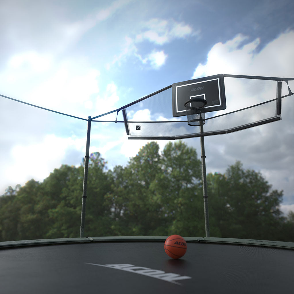 Utomhusbild av ett bollfångarnät till Acons basketkorg monterat på en rund studsmatta