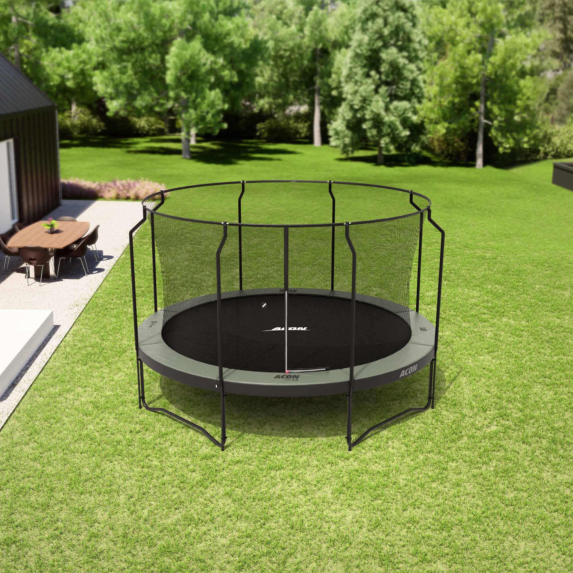 ACON Air 4,3m studsmatta med Premium Enclosure i trädgården.