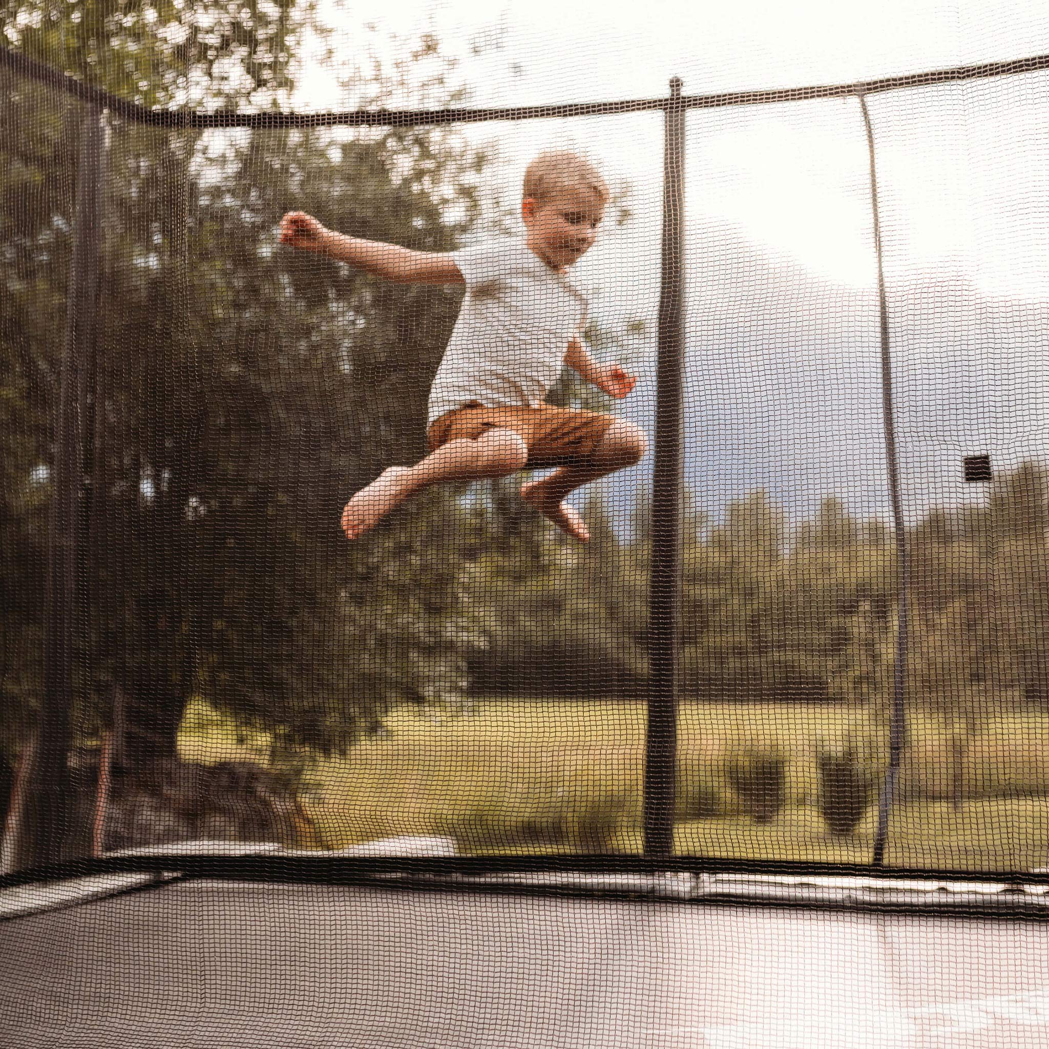 En pojke som hoppar på en Acon Air 16HD Studsmatta.