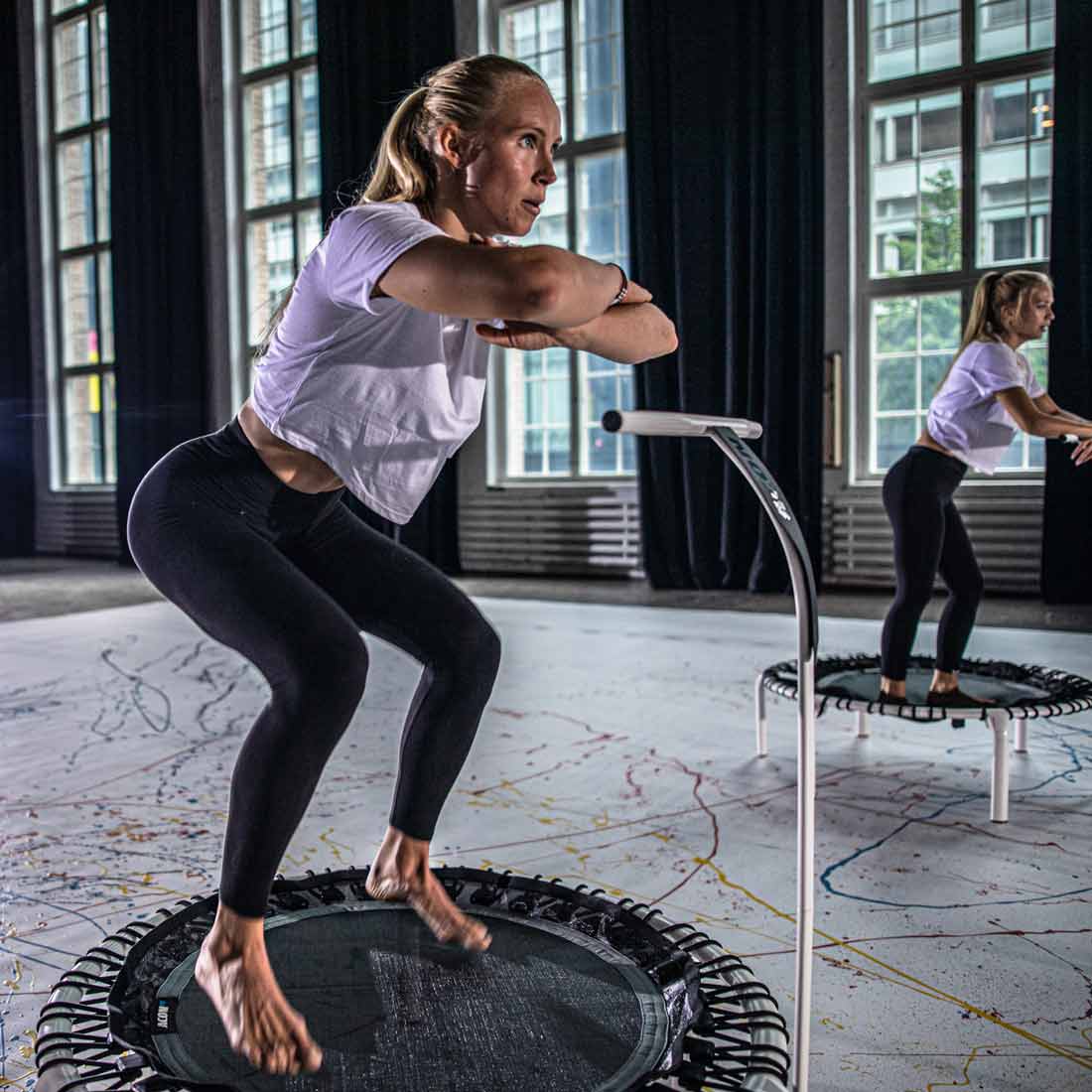 Kvinnor som gör balansövningar på ACON fitness trampoliner med handtag