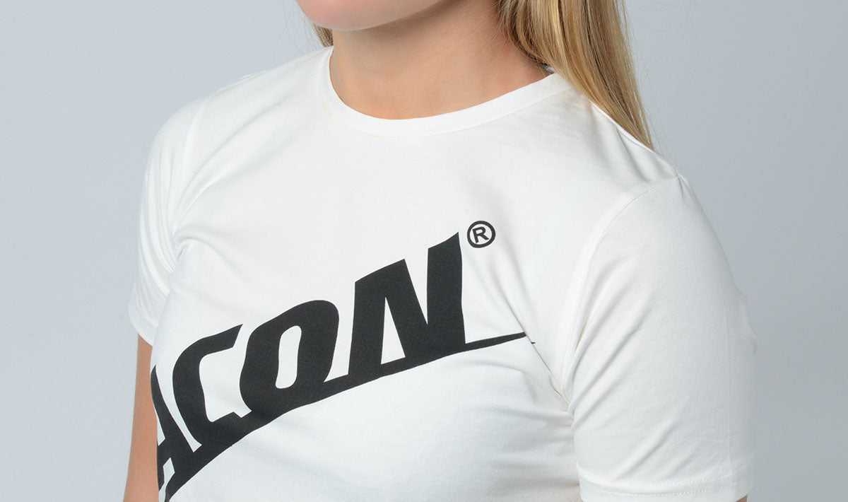 ACON T-shirt Regular, vit - på en flicka från ryggen
